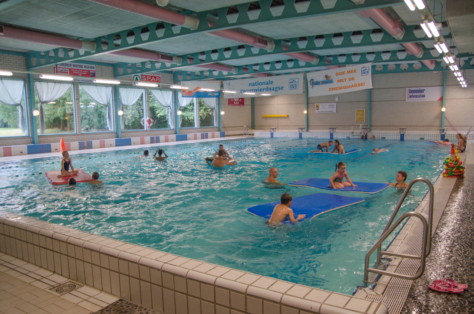 Groep in het afgehuurde zwembad