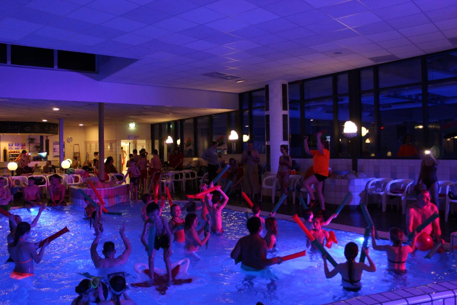 Disco zwemmen onder discolampen