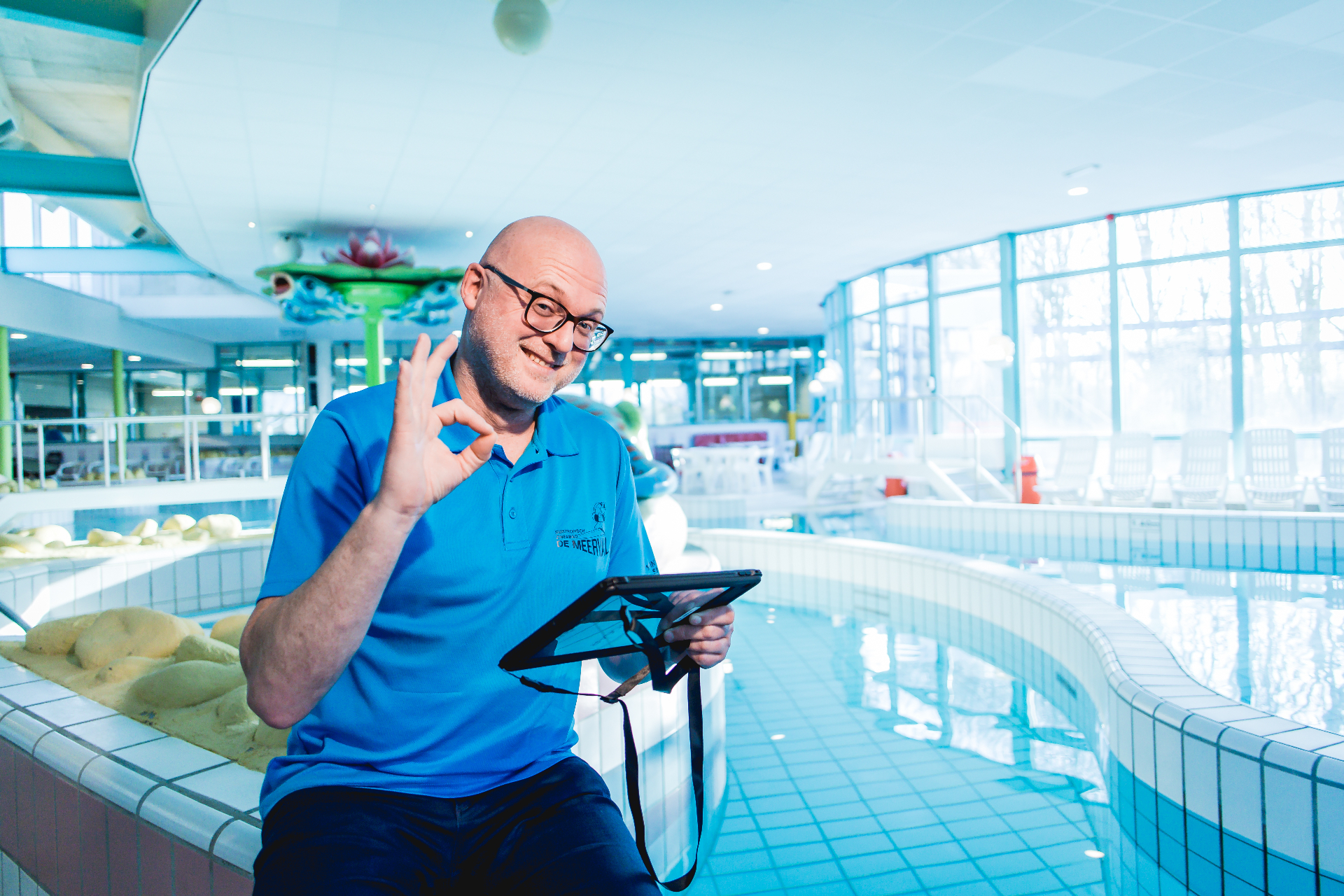 Instructeur bij het zwembad