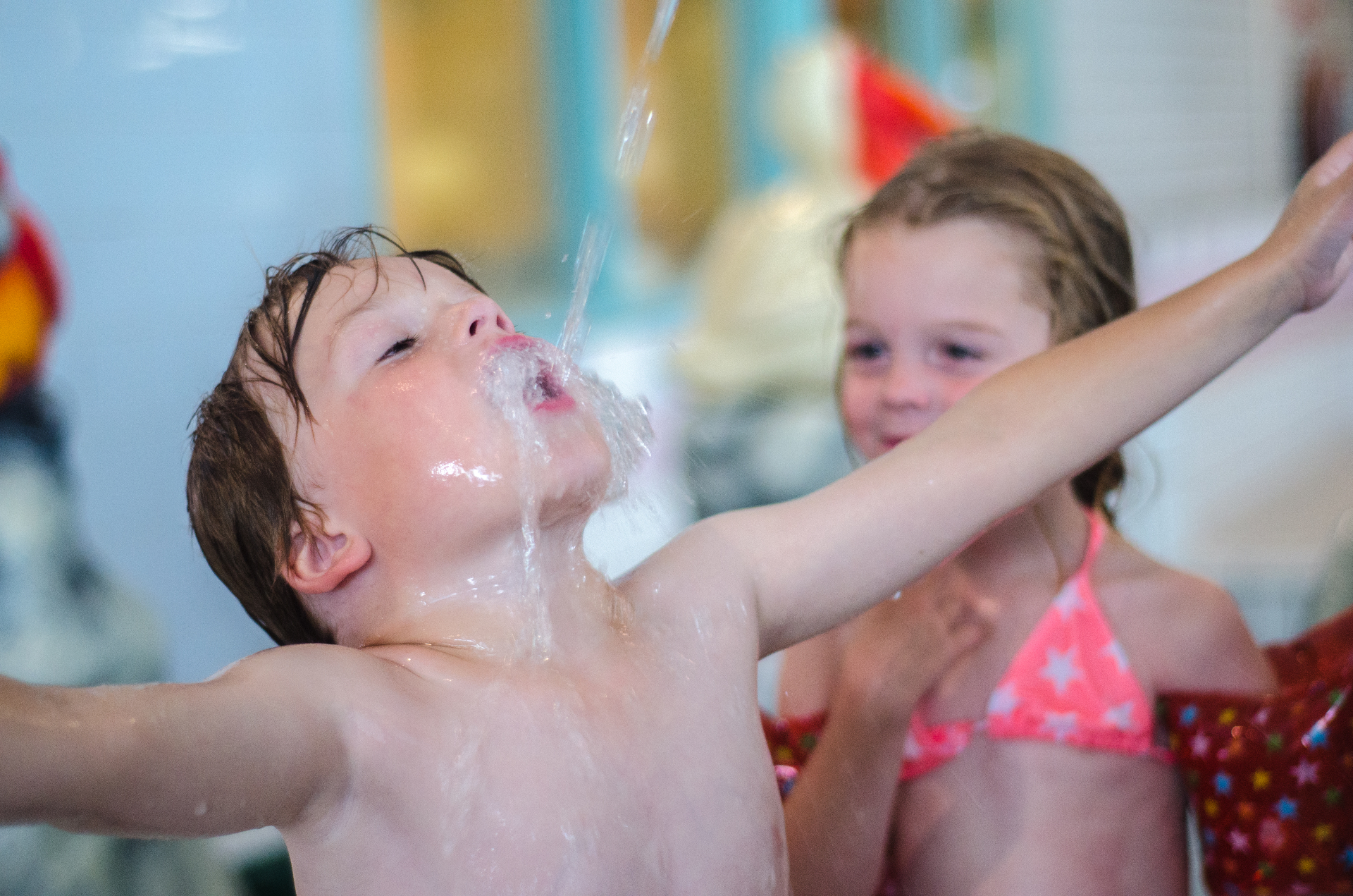 Kinderen op de glijbaan bij De Meerval