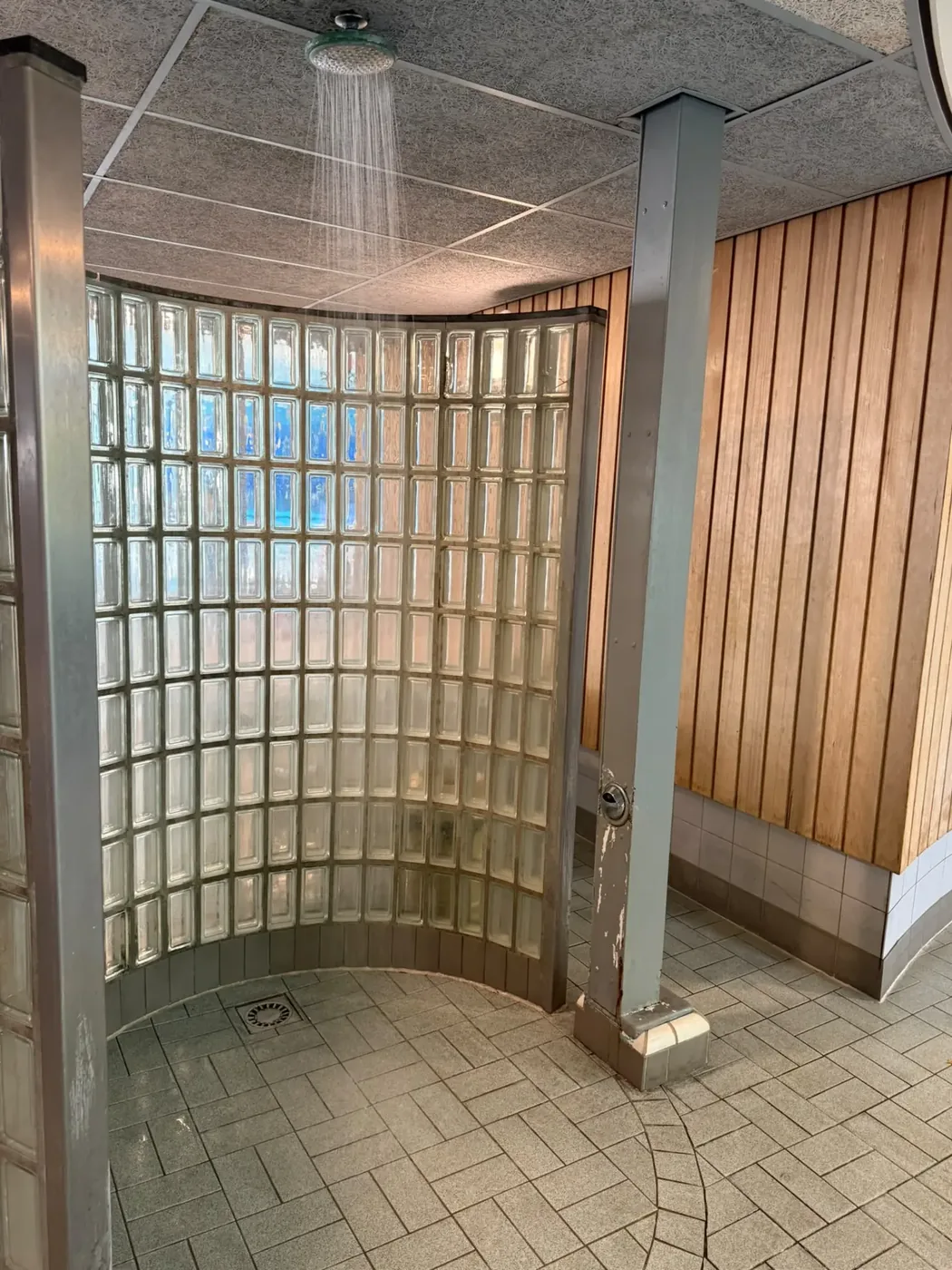 De koude stortdouche met glasblokkenwand bij De Meerval