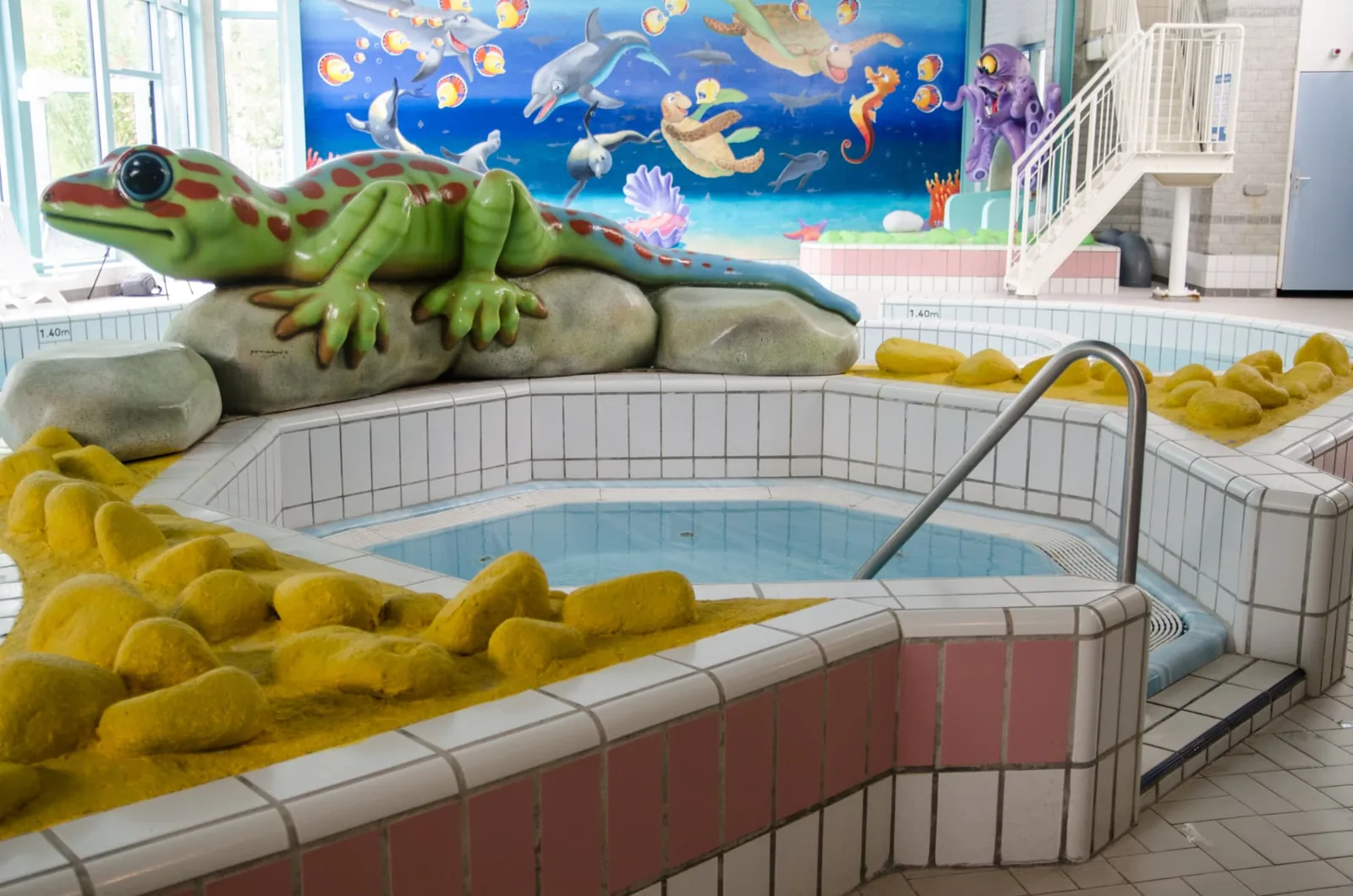 De whirlpool van De Meerval naast het kinderbad met de groene hagedis