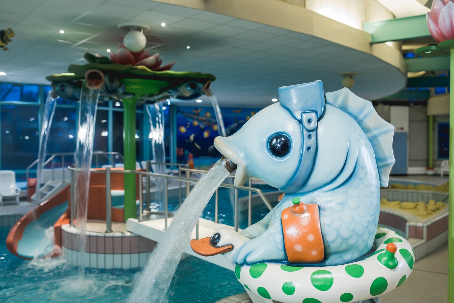 Het recreatiebad met de kenmerkende visfontein en waterspeelelementen