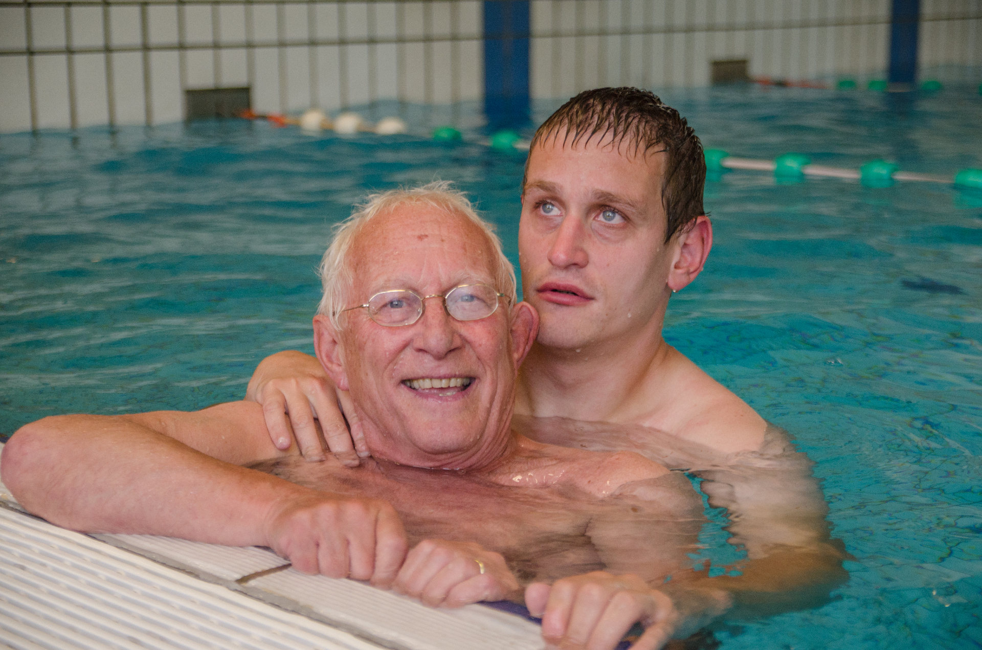 Twee bezoekers genieten samen van het warme water tijdens Aangepast Zwemmen bij De Meerval