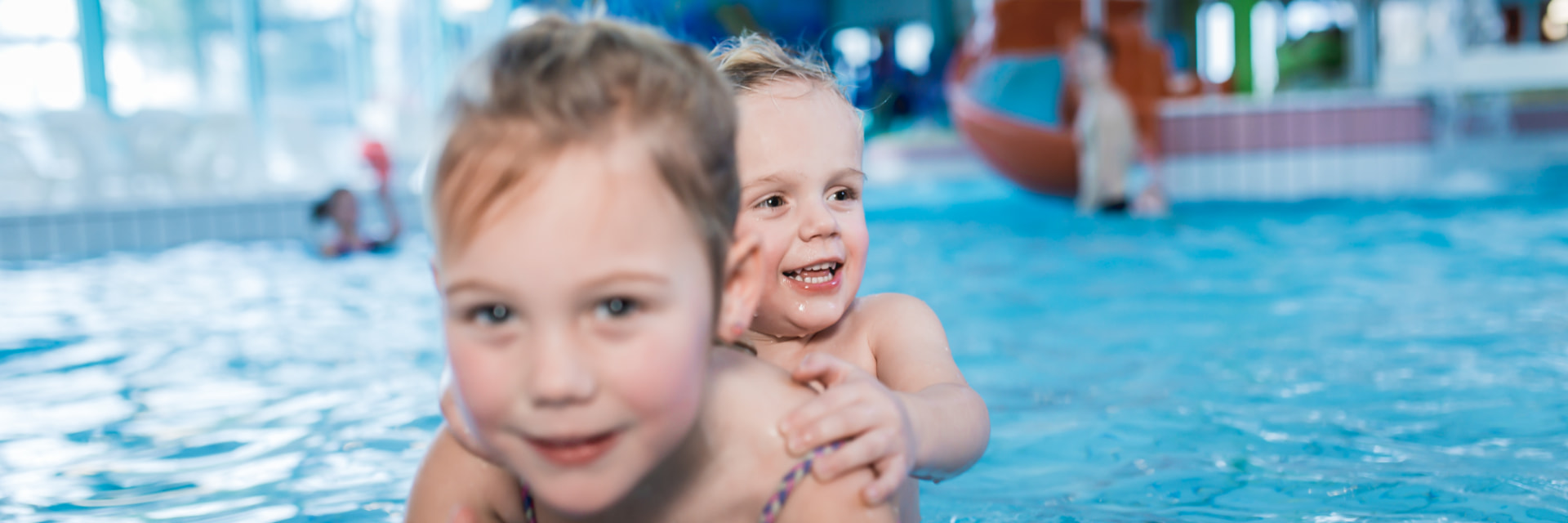 Twee kinderen samen in het zwembad van De Meerval