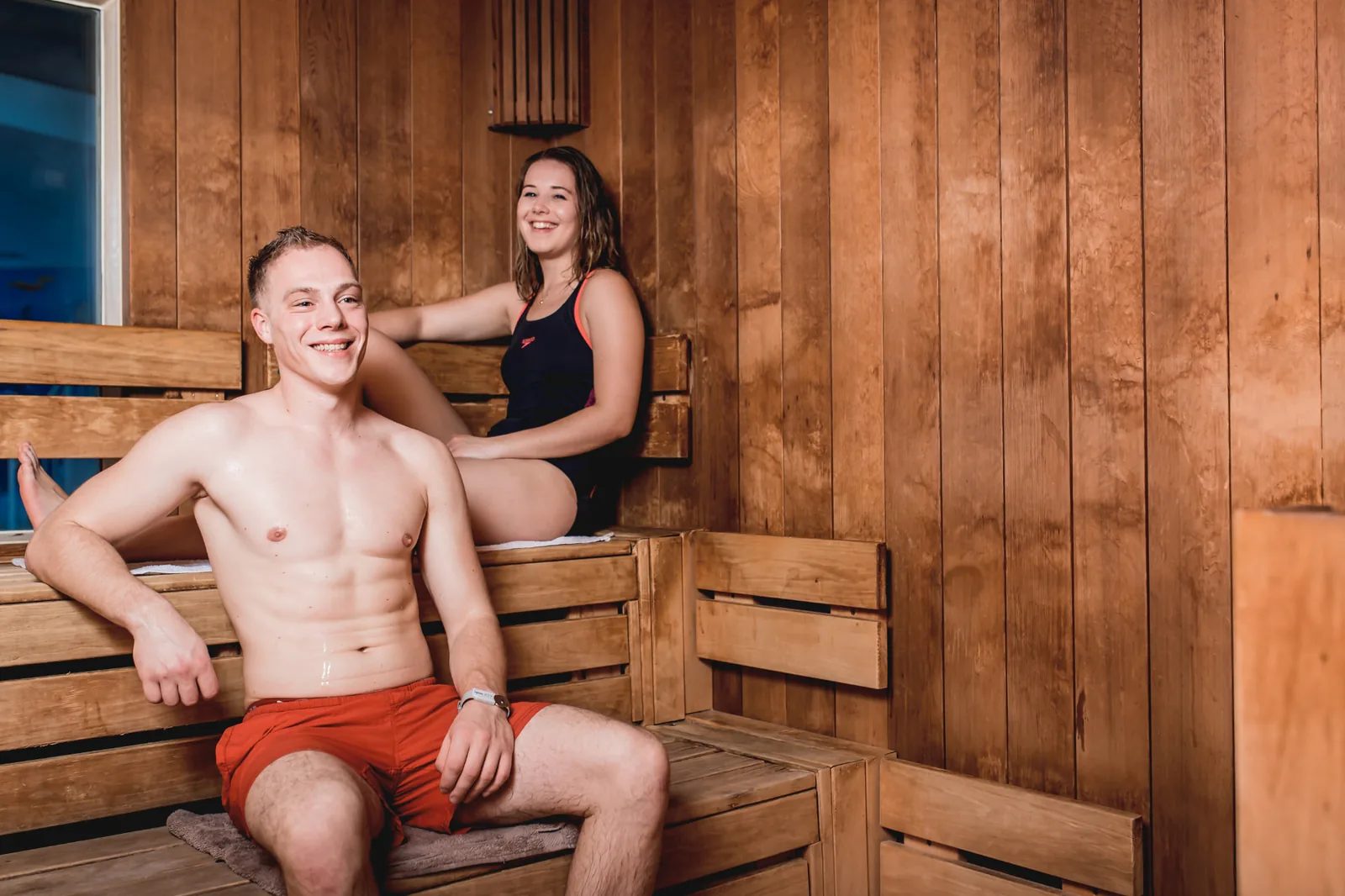 Twee bezoekers verlaten glimlachend de sauna van De Meerval