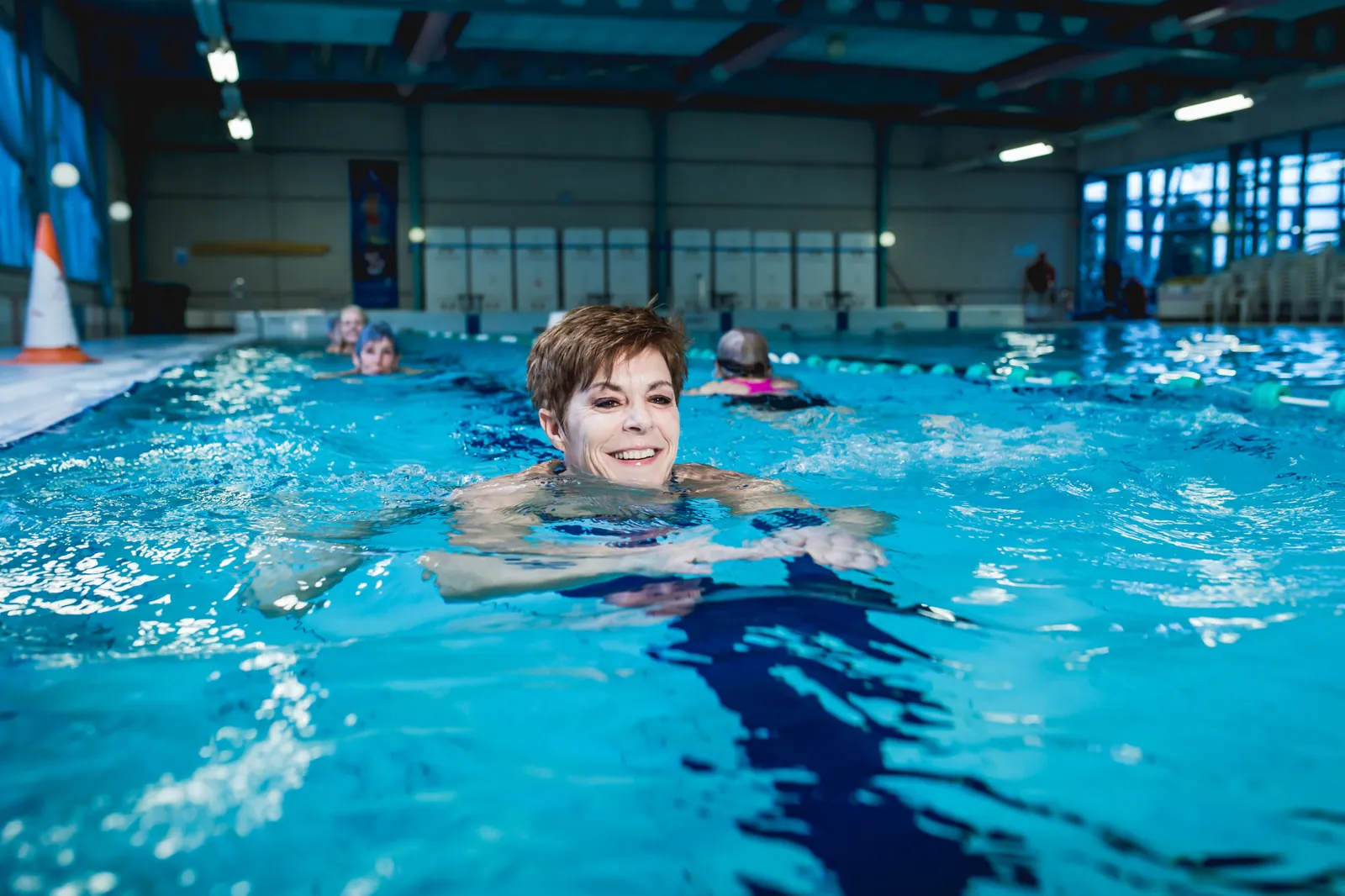 Vrouw zwemt ontspannen baantjes in het wedstrijdbad tijdens Dames Momentje bij Zwembad De Meerval