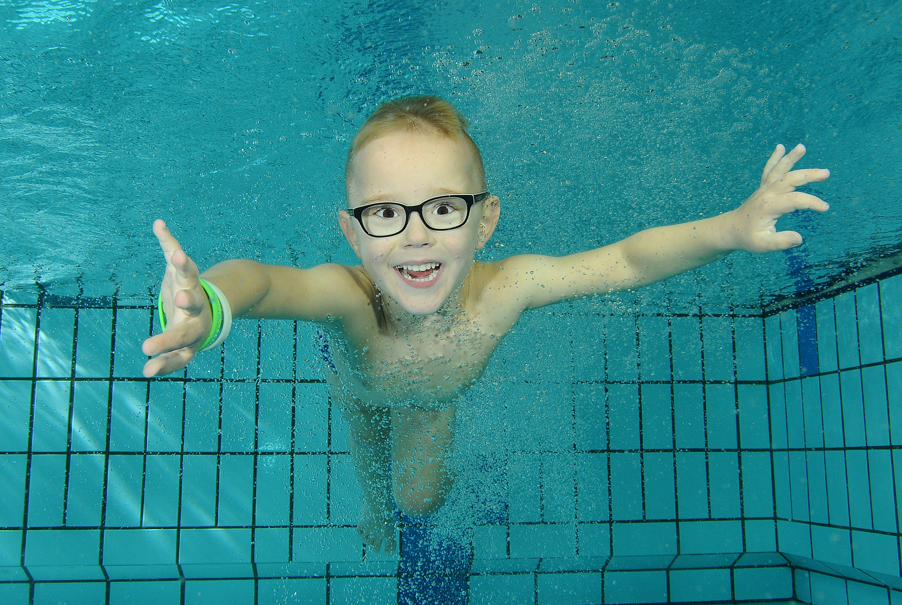 Kind onder water bij de zwemles