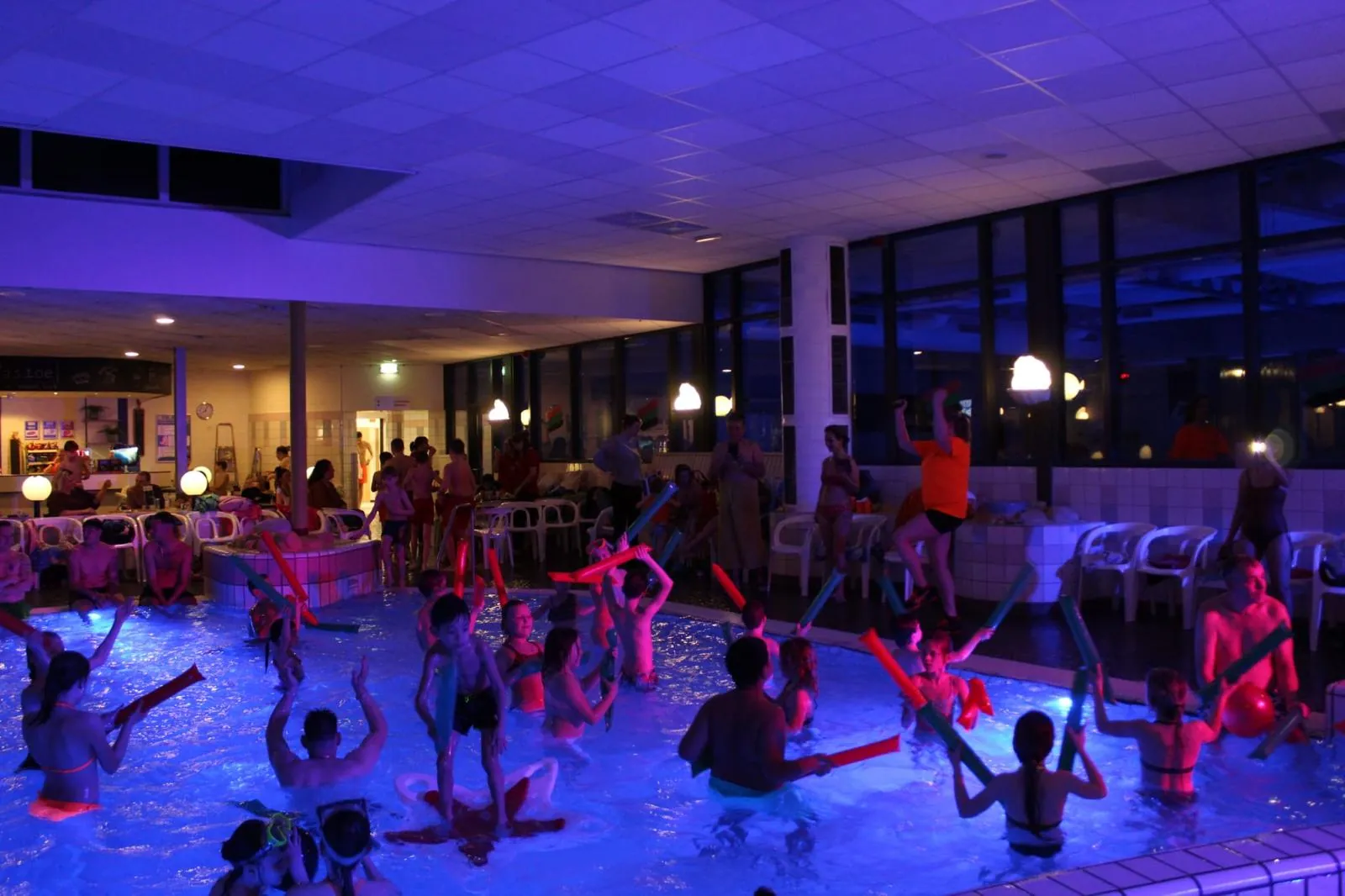 Discozwemmen met kleurrijke verlichting in Zwembad De Meerval