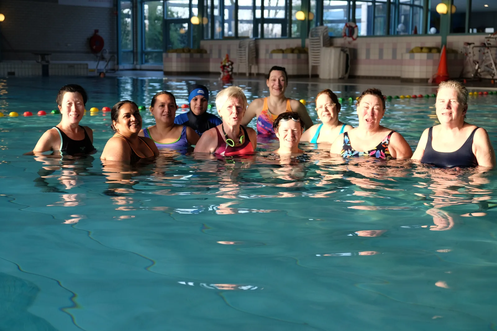 Een groep dames lacht tijdens de Ladies Night in het zwembad van De Meerval