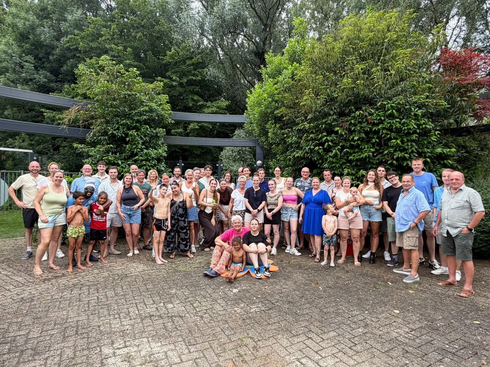 Collega's van Zwembad De Meerval samen met hun gezinnen tijdens de jaarlijkse zomerbarbecue.
