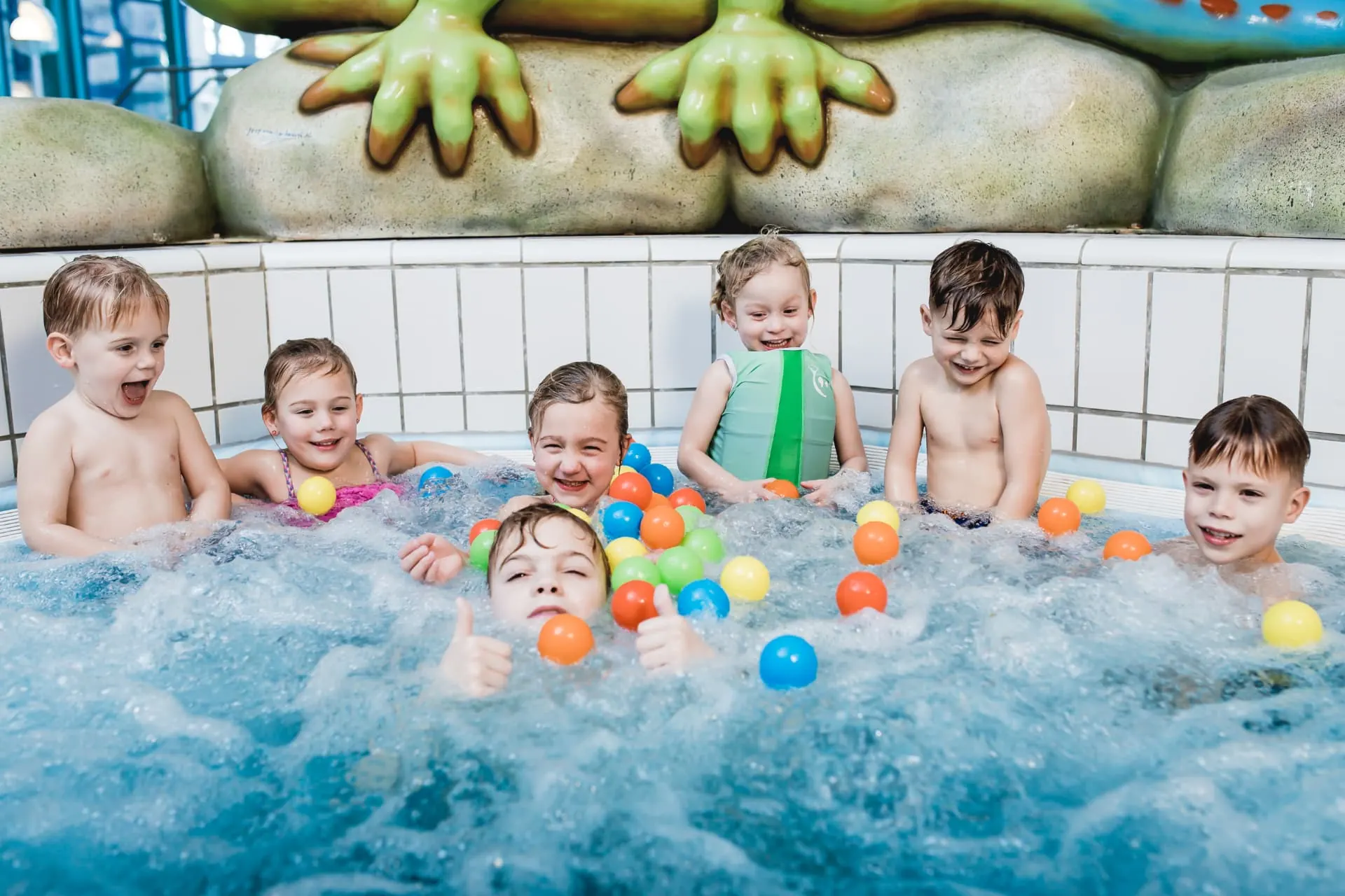 Kinderen met ballen in het bubbelbad tijdens een kinderfeestje