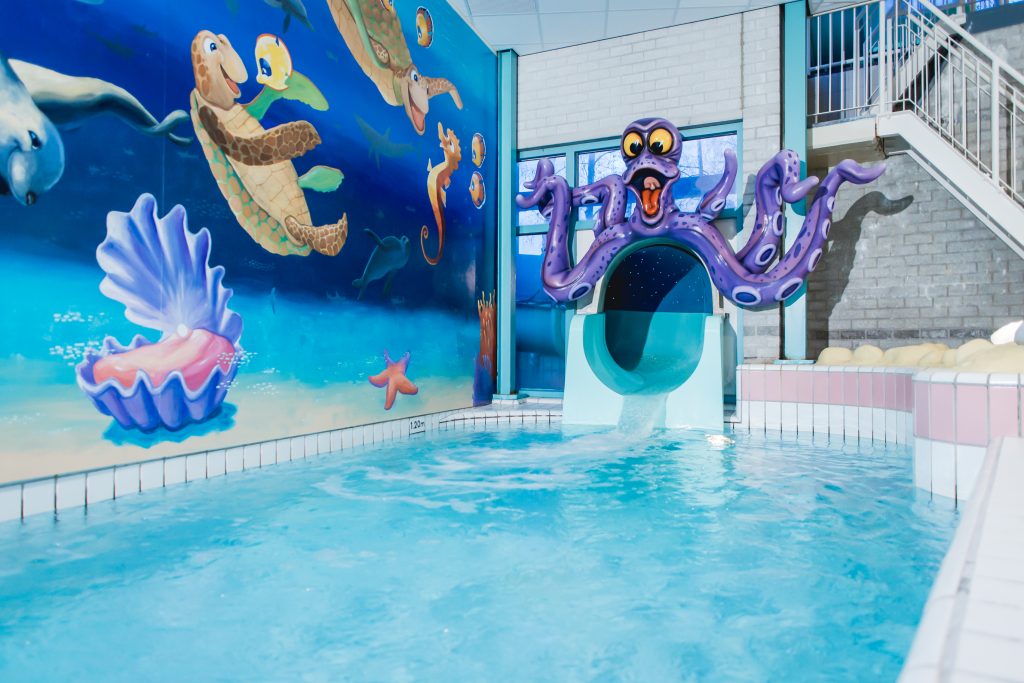 Kinderen vieren feest in het recreatiebad van Zwembad De Meerval