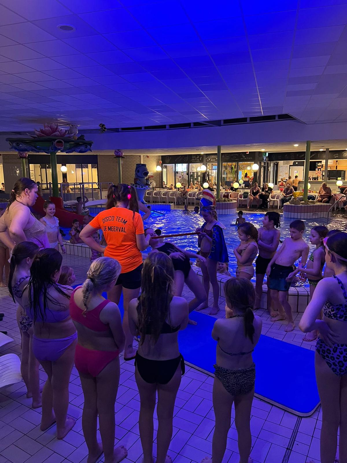 Sfeer tijdens Discozwemmen bij De Meerval