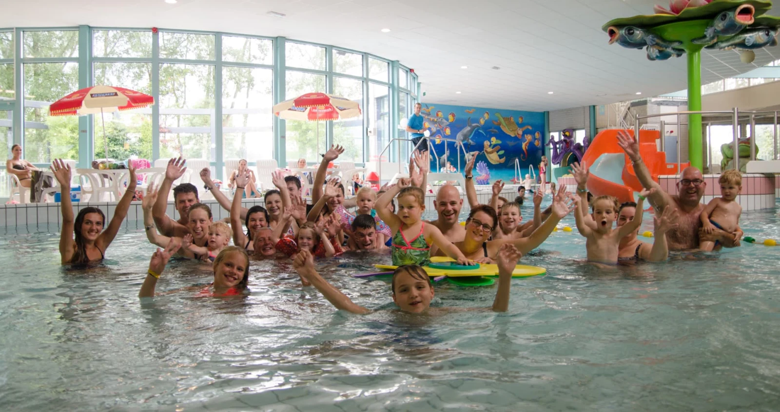 Bezoekers en medewerkers van Zwembad De Meerval vieren samen in het zwembad