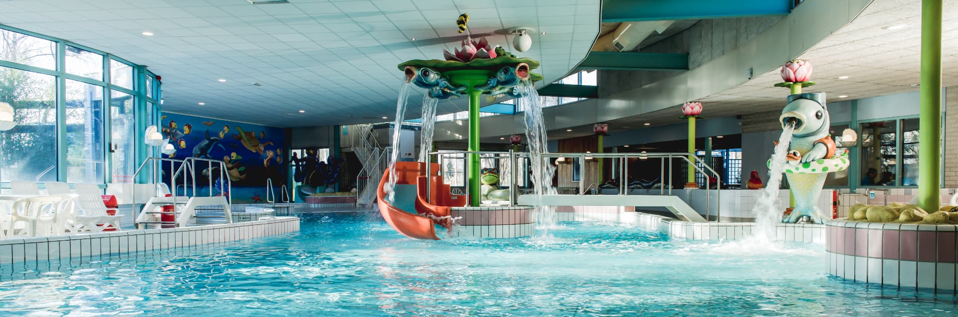 Recreatiebad met glijbaan en waterspeelelementen van Zwembad De Meerval