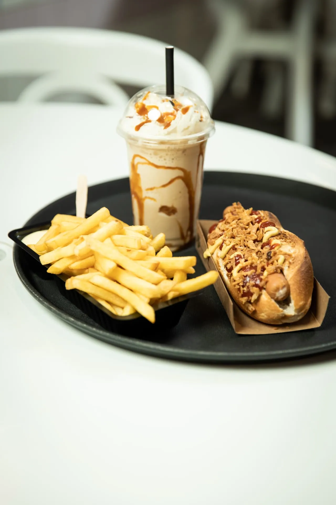 Hotdog met friet en milkshake