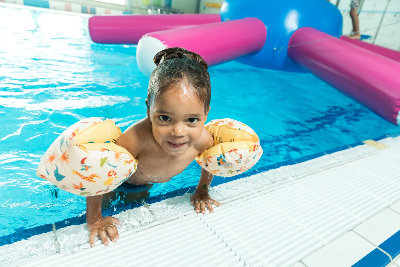 Kind speelt in het recreatiebad van De Meerval
