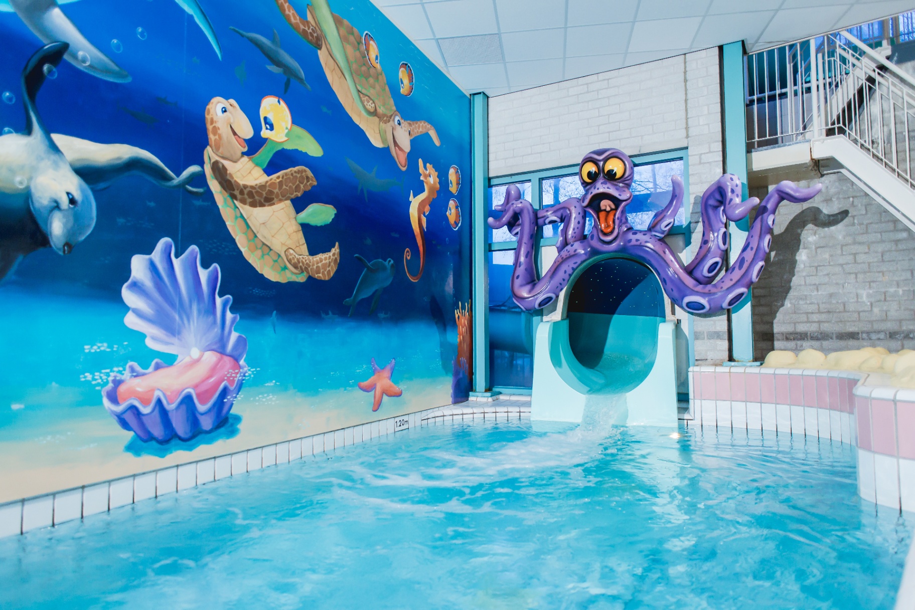 Glijbaan en onderwaterwereld in het recreatiebad