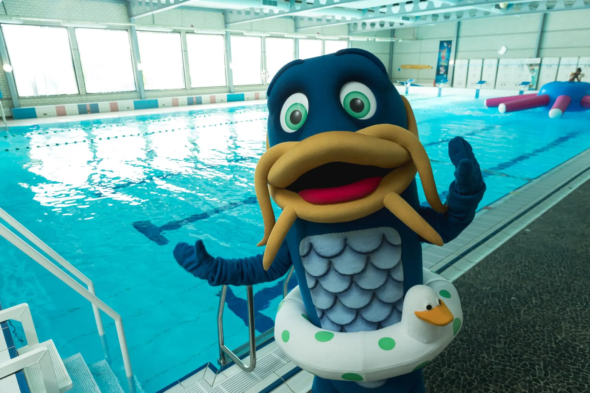 Vinnie, de mascotte van Zwembad De Meerval, bij het wedstrijdbad