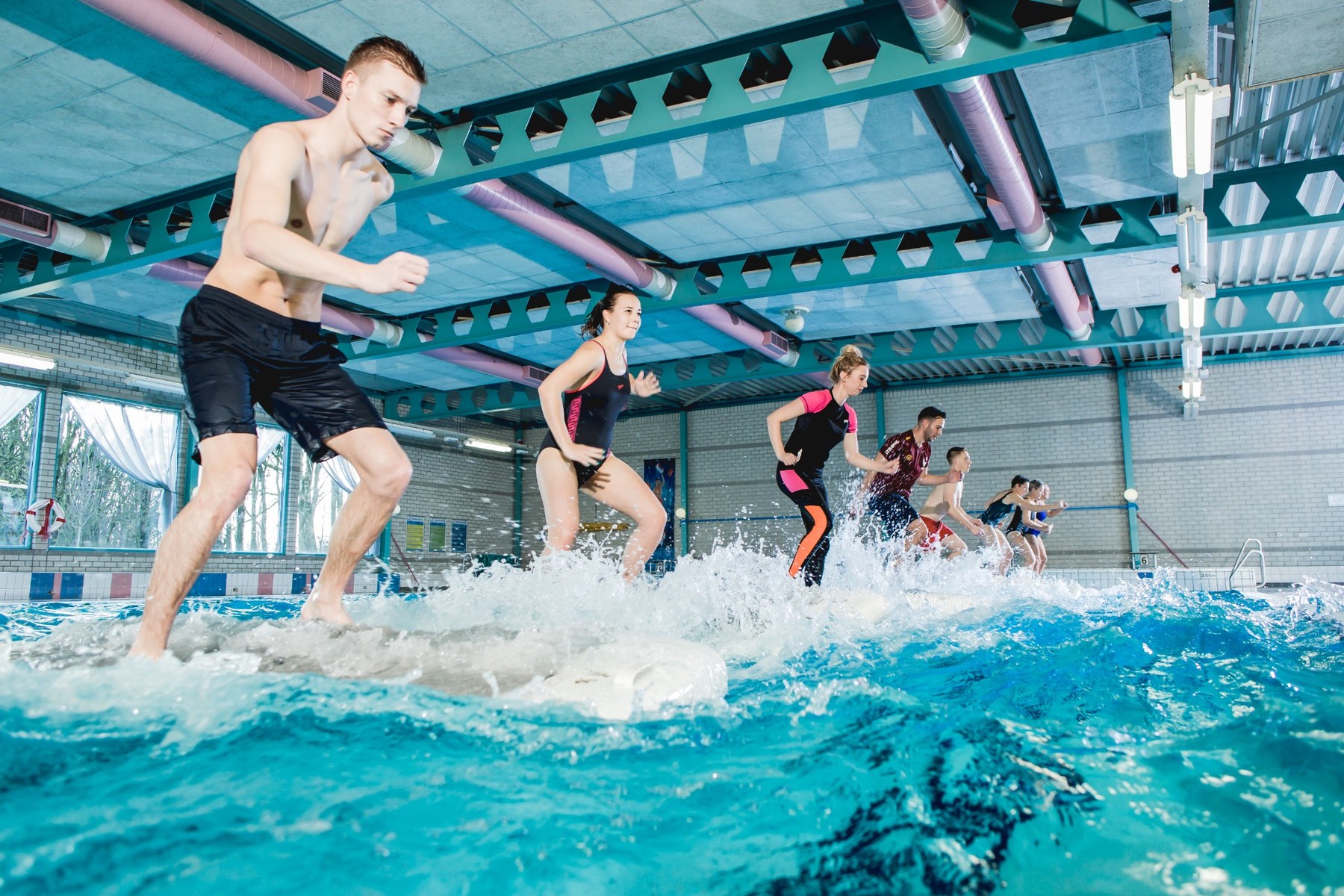 Groep deelnemers tijdens een FloatFit-training op het wedstrijdbad