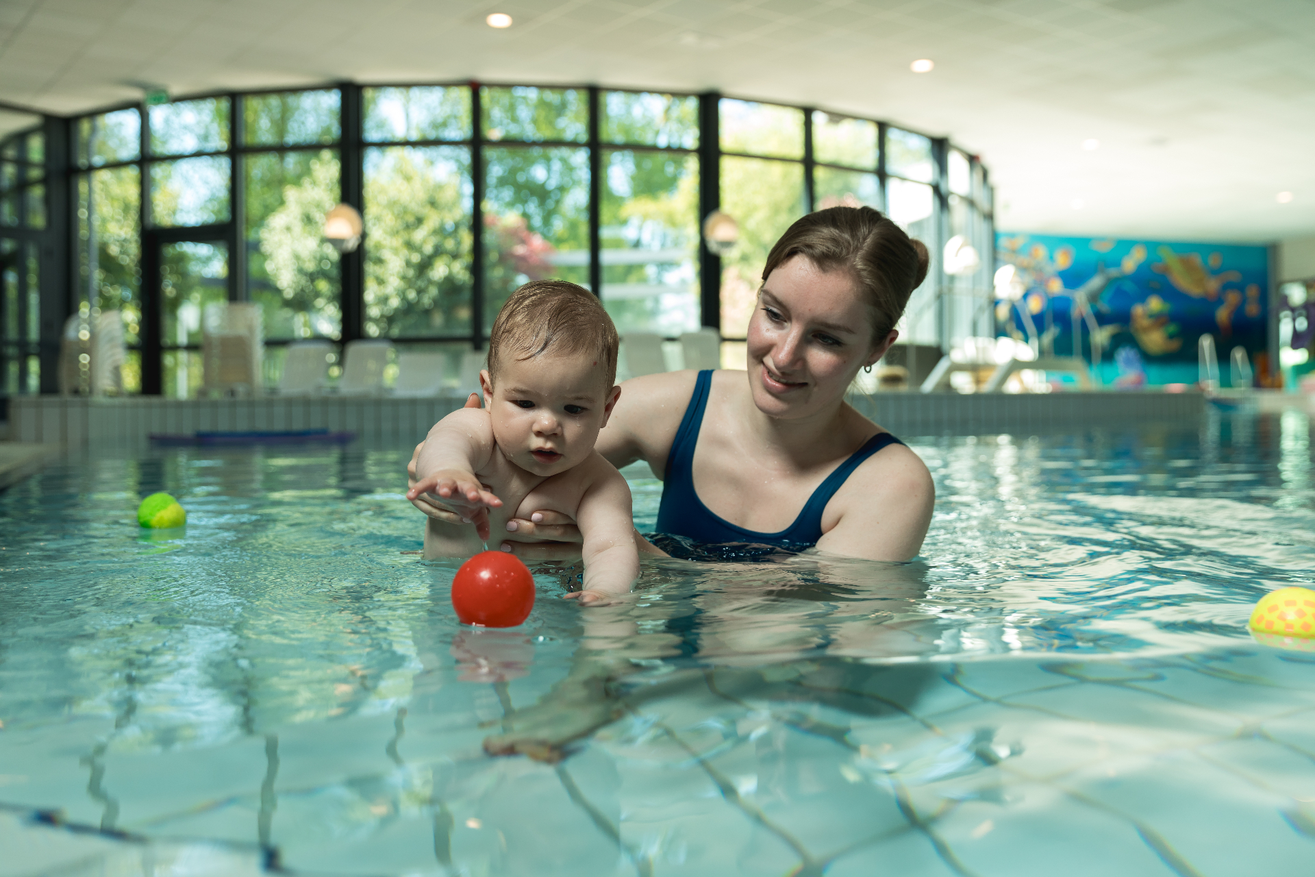 Ouder en baby in het zwembad
